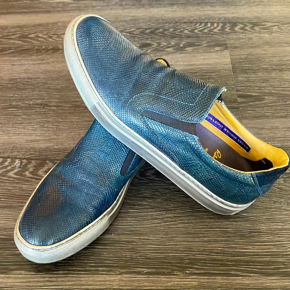 Unique Robert Graham slip-ons